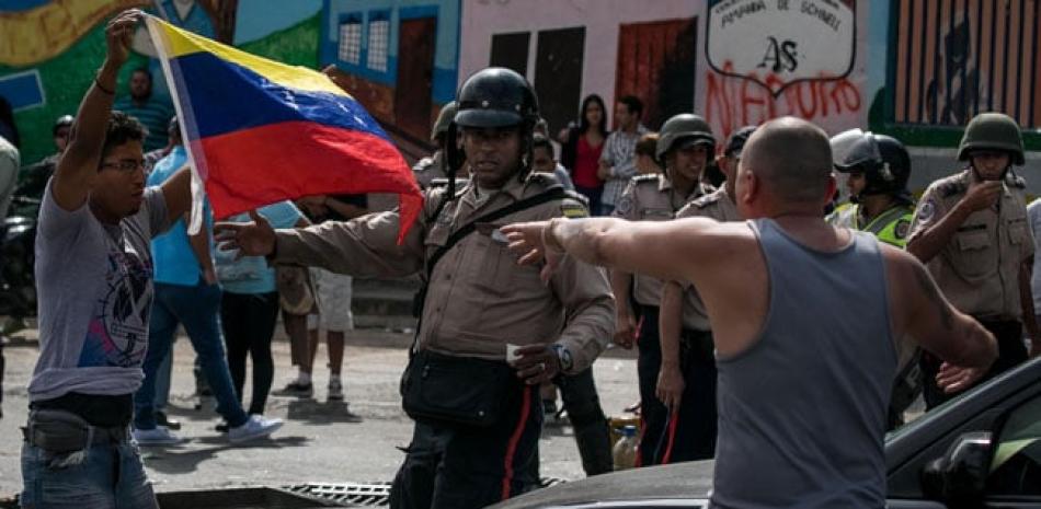 Un grupo de personas participa en una manifestación junto a autoridades hoy, viernes 02 de junio de 2017, en Caracas (Venezuela).