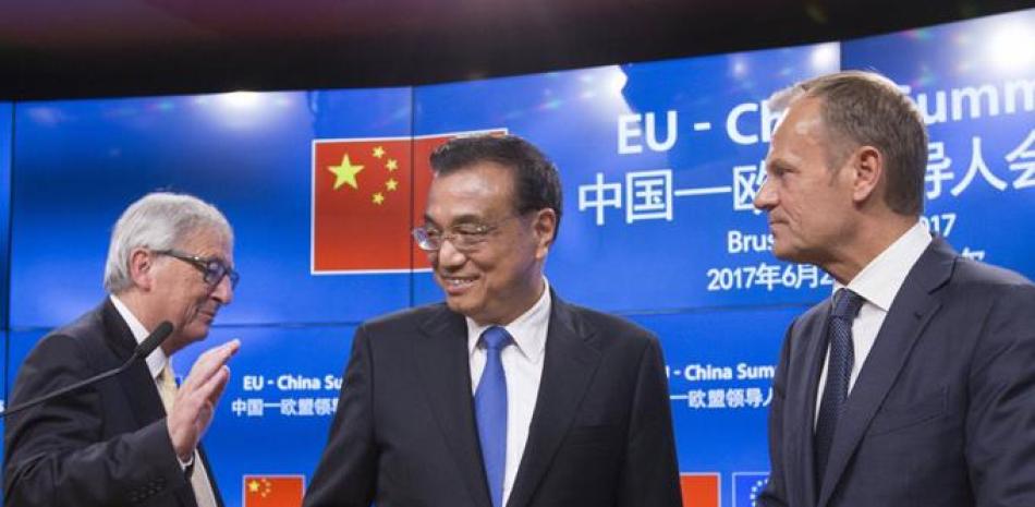 Líderes. El presidente de la Comisión Europea, Jean-Claude Juncker (izquierda), el primer ministro chino, Li Keqiang (centro) y el presidente del Consejo Europeo, Donald Tusk (derecha), durante una rueda de prensa ayer.
