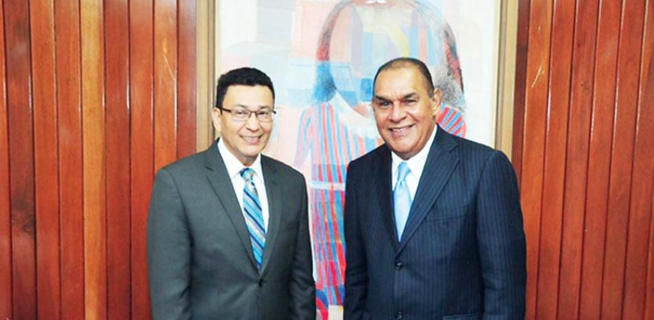 Visita. El embajador de El Salvador, Oscar Chávez Valiente, visitó ayer al director del LISTÍN DIARIO para informar acerca de los planes que tiene su país para incrementar la relación bilateral con República Dominicana.