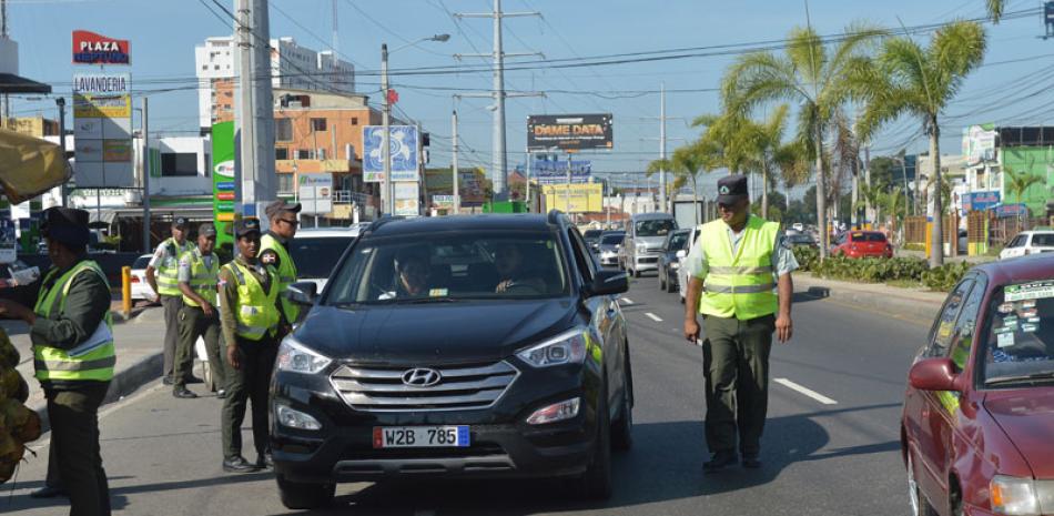 Multados. Los miembros de la Autoridad Metropolitana de Transporte (Amet) colocaron multas frecuentes a conductores que llevaban cristales tintados en las calles de la capital y otras ciudades.