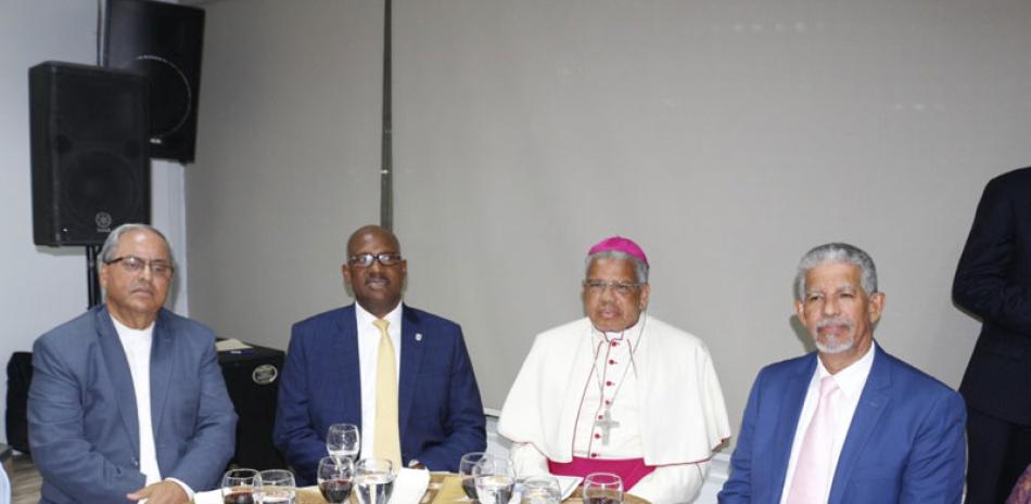 Encuentro. Monseñor Benito Ángeles, Alfredo Martínez y el arzobispo Francisco Ozoria en el encuentro con empresarios.