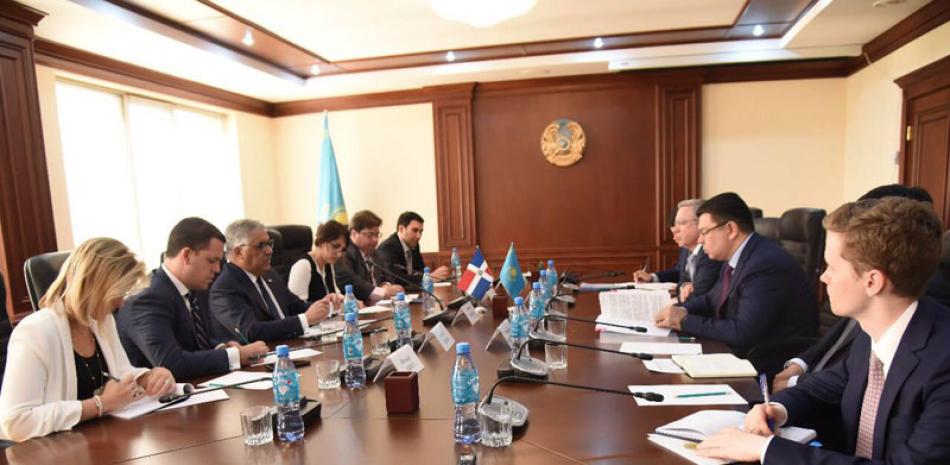 Relaciones. El canciller Miguel Vargas y el ministro de Energía Kanat Aldabergenovich, tras firmar el acuerdo de cooperación bilateral en la capital kazaka.