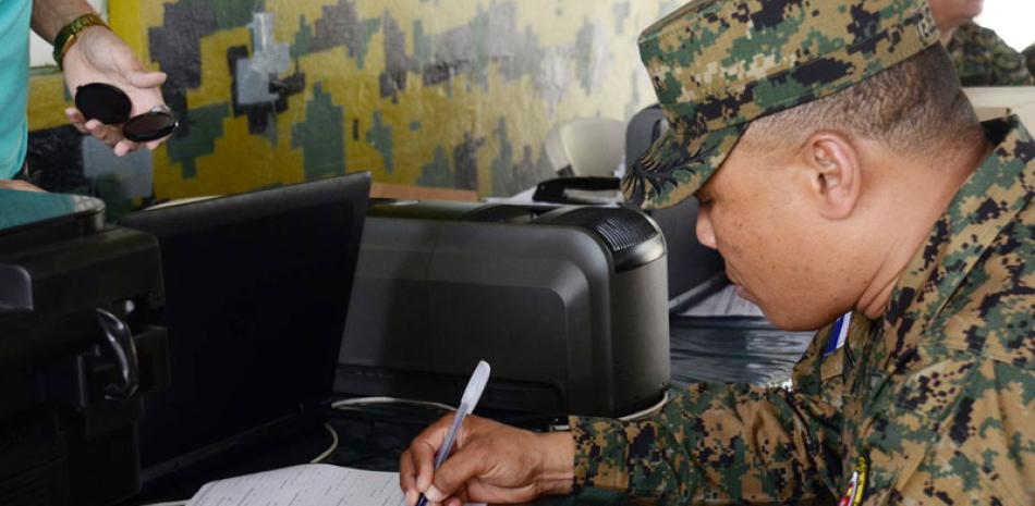 Beneficio. Uno de los 46,000 militares que recibieron carnés del Seguro Nacional de Salud (Senasa).