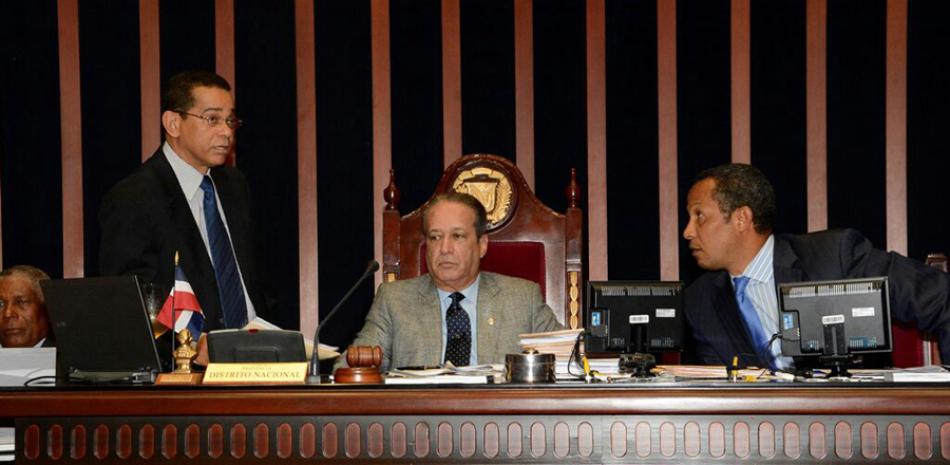 Sesión. Los senadores José Rafael Vargas, Reinaldo Pared Pérez y Dionis Sánchez cuando discutían la propuesta de telecomunicación.
