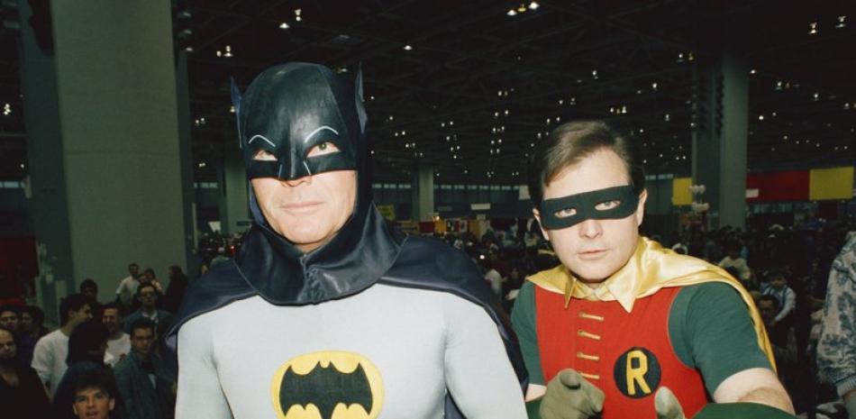 Fotografía de archivo del 27 de enero de 1989 de los actores Adam West (izquierda) y Burt Ward, vestidos como sus personajes Batman y Robin, posan para una fotografía en una feria del automóvil en Chicago. (AP Foto/Mark Elias, Archivo).