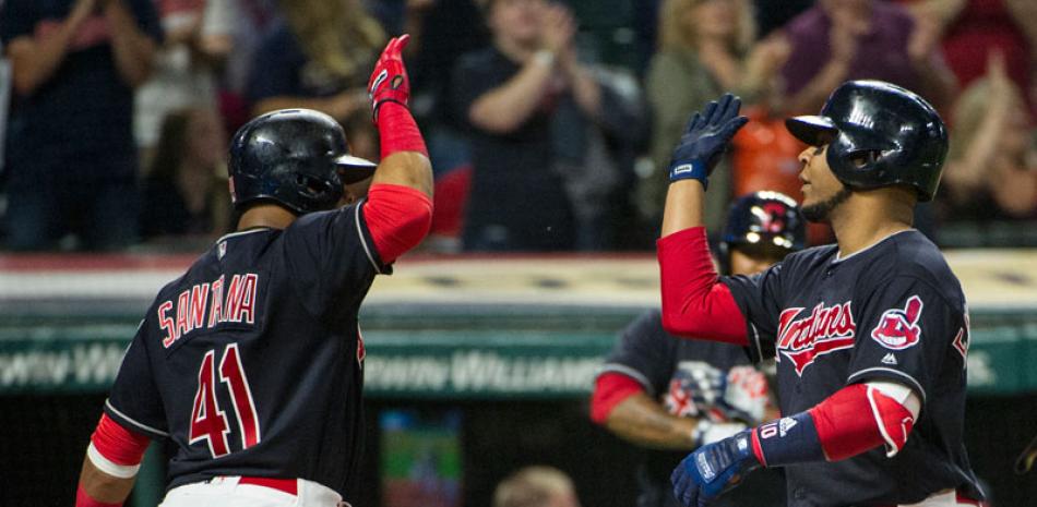 Edwin Encarnación, de Cleveland, es felicitado por Carlos Santana tras pegar un jonrón de dos carreras en la quinta entrada frente a los Medias Blancas de Chicago.