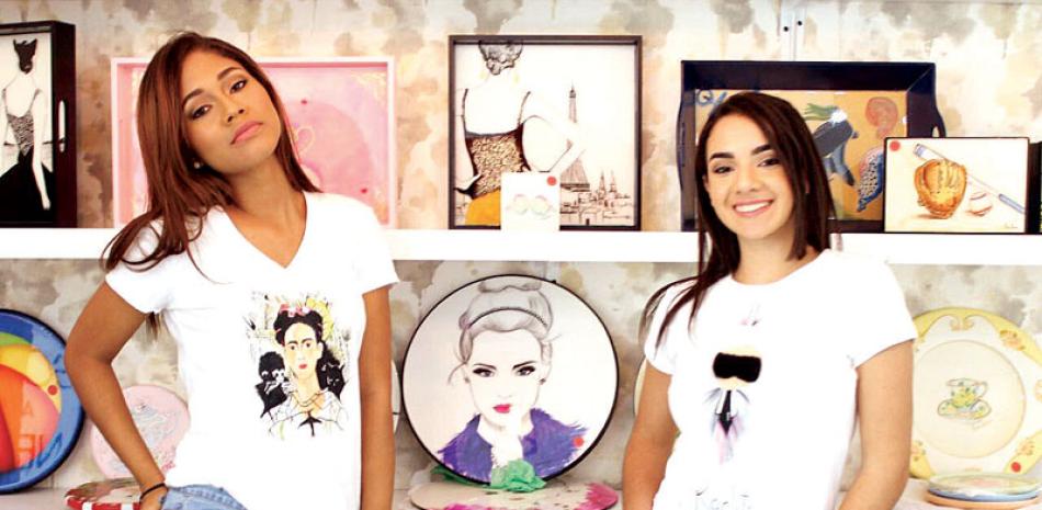 Novedad. Las jóvenes Coral Almonte y Dalia Aguiló lucen las camisetas que conforman la colección textil de Benditas Manos.