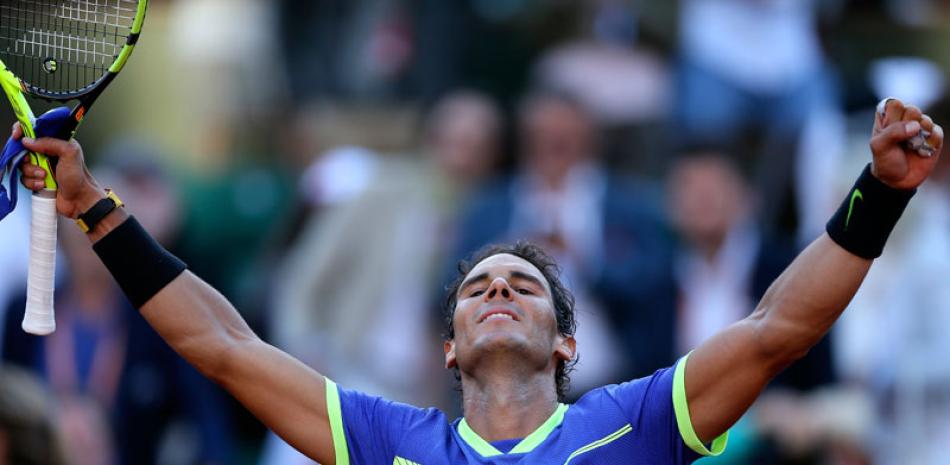 El español Rafael Nadal celebra su victoria ante el austriaco Dominic Thiem en la ronda semifinal del Abierto de Francia, esta tarde en Paris. Nadal ganó 6-3, 6-4, 6-0.