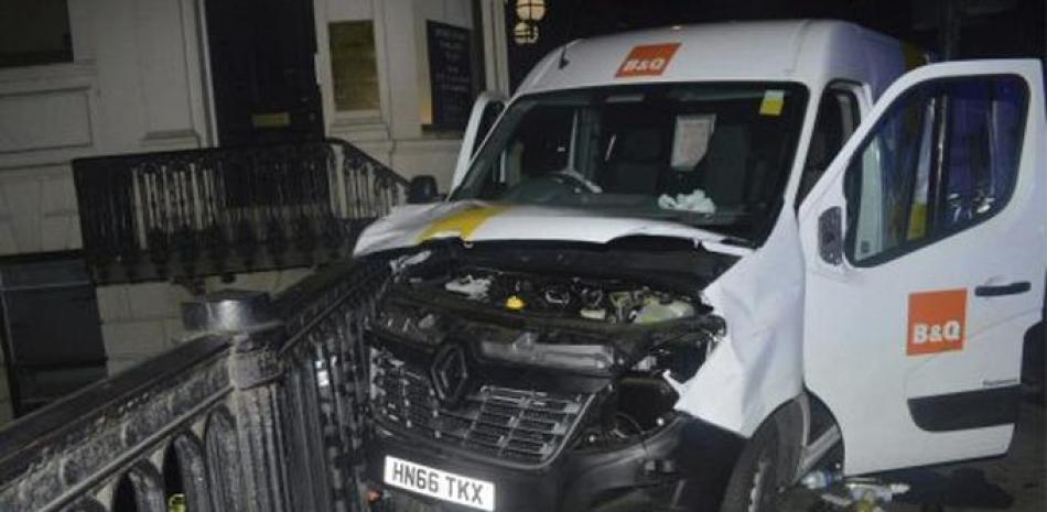 En esta imagen sin fecha distribuida por la policía metropolitana de Londres el 10 de junio de 2017, se muestra la camioneta utilizada por los atacantes del Puente de Londres.