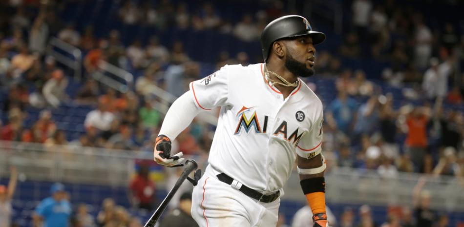 Marcell Ozuna, de los Marlins de Miami, observa la trayectoria de la pelota tras pegar su jonrón número 16 de la temporada frente a los Atléticos de Oakland anoche.