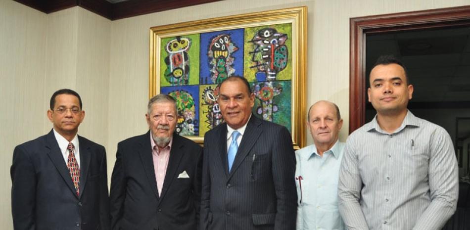 El senado José Rafael Vargas, Omar Ventura, Luis Quezada, Miguel Franjul y Juan Eduardo Thomas acompañan al heroe nacional en la imágen.