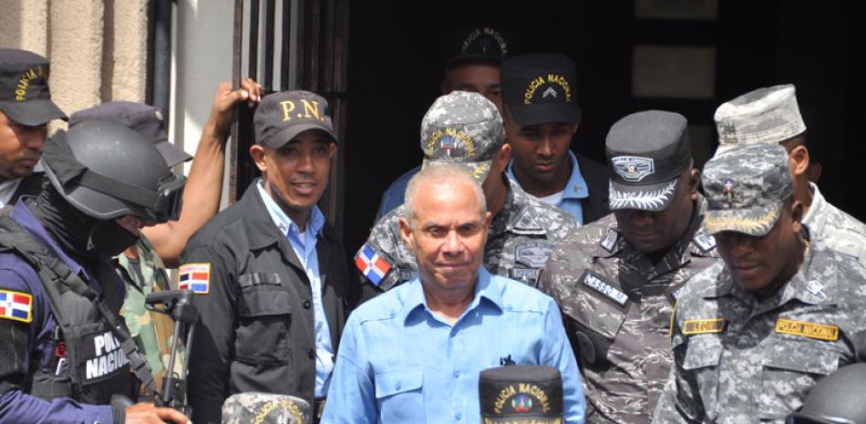 Traslado. Tras un recorrido de más de media hora que partió desde el Palacio de Justicia de Ciudad Nueva, Ángel Rondón fue recibido en la Cárcel Najayo-Hombres por decenas de curiosos.