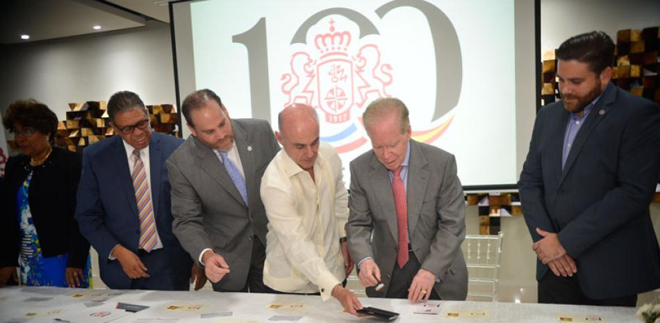 Ceremonia. José Luis Corripio aplica el sello para la emisión postal en el acto que tuvo lugar anoche en la Casa de España.