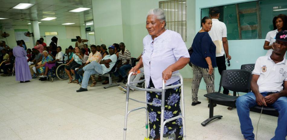Los aportes. Santa Aquino, de 80 años, diabética y con tres intentos de infarto cardíaco, residente en Los Guarícanos, recibió un andador y de inmediato empezó a caminar con él, mientras esperaba en el área de consulta externa del hospital Moscoso Puello.