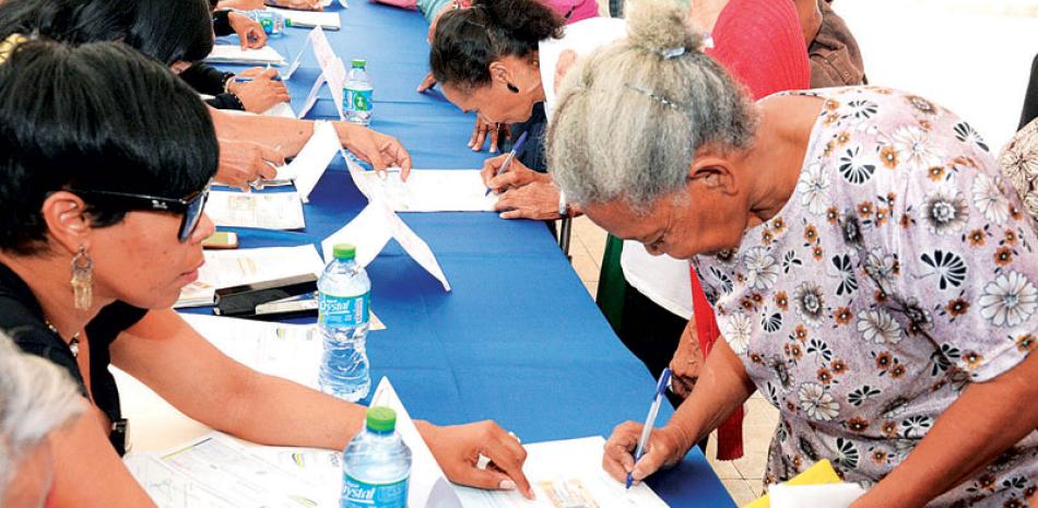 Entre los beneficiados por cesantía e invalidez, se encuentran: Arcadia De Mota, Romena Miguela Cedano Cedano, Luisa Emilia Martínez Filpo de Pèrez, Maria de Jesús Díaz Morel, entre otros.