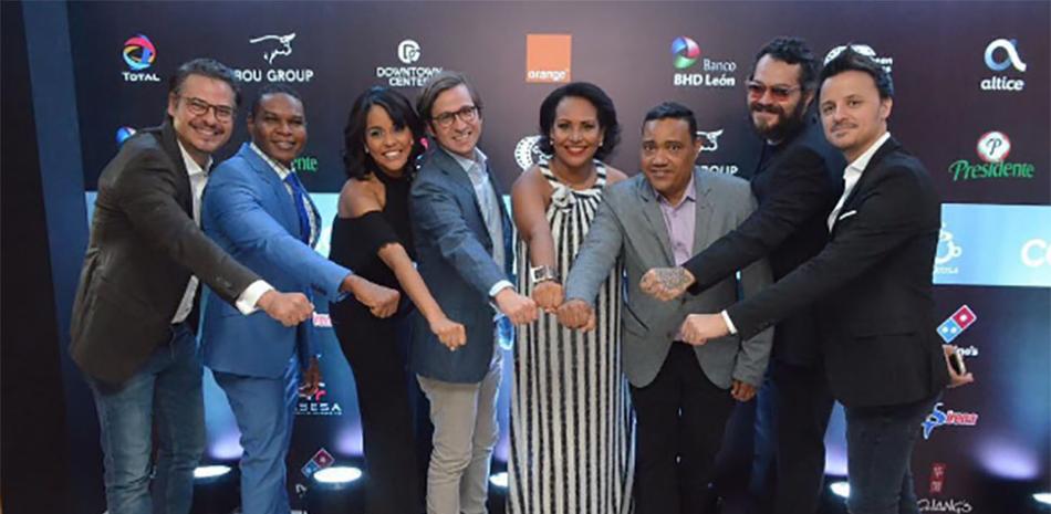 Parte del elenco de la película "Colao" junto a ejecutivos de Caribbean Cinemas. Frank Perozo hará su ópera prima con estos y otros actores.