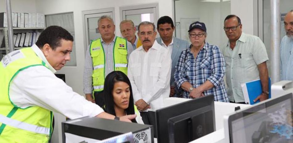 Supervisión. El presidente Danilo Medina estuvo acompañado de Francisco Pagán, Luis Reyes, Omar Caamaño, Altagracia Guzmán Marcelino y Carlos Pared Pérez.