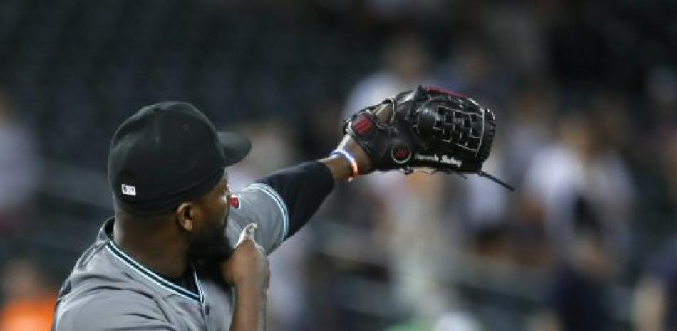 Fernando Rodney realiza la señal de la flecha tras anotarse su salvamento 18 de la campaña