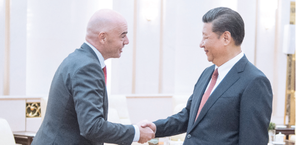 Gianni Infantino, presidente de la FIFA, estrecha las manos con el presidente de China, Xi Jinping en el Gran Salón del Pueblo, sede de la legislatura China en el corazón de Beijing.