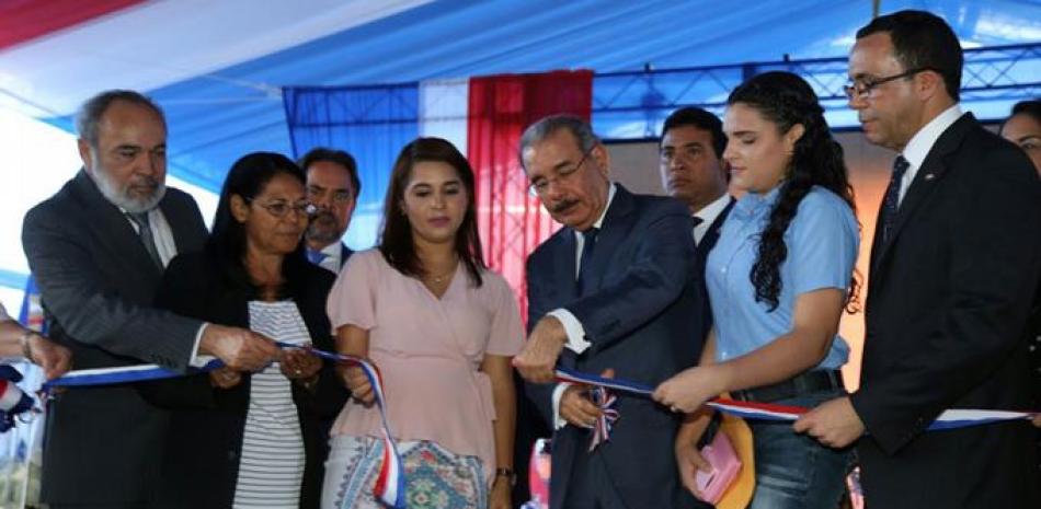 Atención. El presidente Danilo Medina participó ayer en un acto de inauguración simultáneo en Sabaneta, en Santiago Rodríguez, donde entregó dos liceos y un Centro de Diagnóstico y Atención Primaria.
