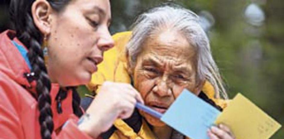 Sphenia Jones (der.) ensaya parlamentos en haida, lengua indígena del territorio canadiense que no hablaba desde hacía más de seis décadas