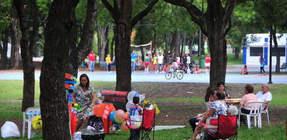 Esparcimiento. Familias enteras se desplazaron ayer hasta parques, plazas y áreas de recreación para mitigar las altas temperaturas.