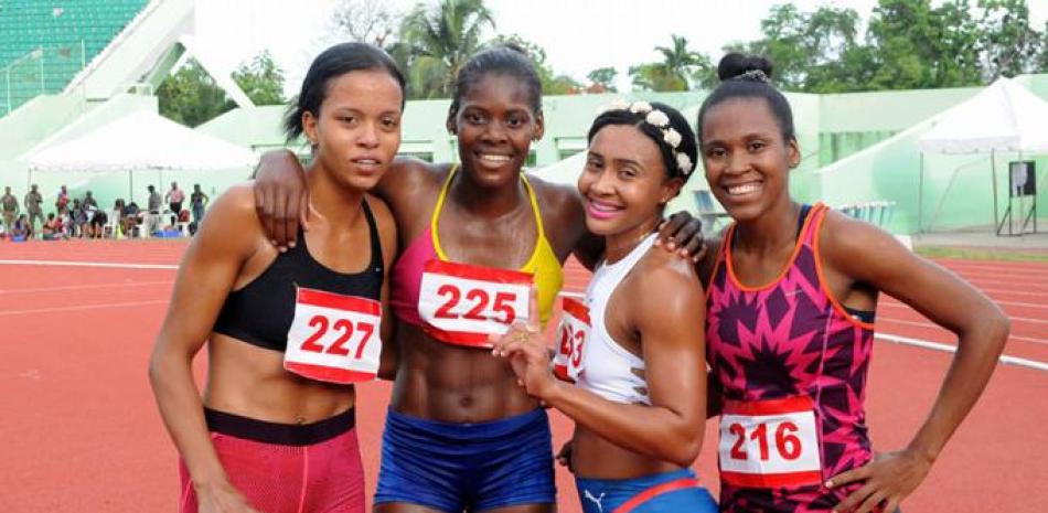 Desde la izquierda, Kel Polanco, Marileidy Paulino, Mariely Sánchez y Anabel Medina, la cuarteta que con su medalla de oro le dio este sábado la corona del atletismo militar a la Fuerza Aérea de República Dominicana en los 48 Juegos Deportivos Militares.
