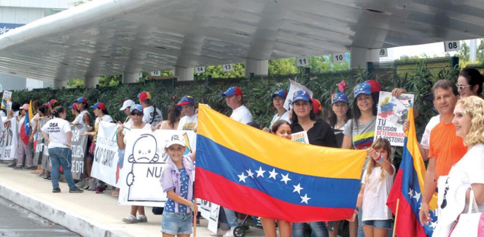 México. Ciudadanos venezolanos se reunieron ayer en torno al hotel sede de la reunión de Organización de Estados Americanos (OEA).