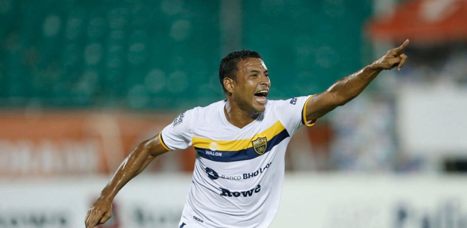 Festejo. Armando Maita celebra el primero de los dos goles que produjo Atlético Pantoja para superar a Atlántico.