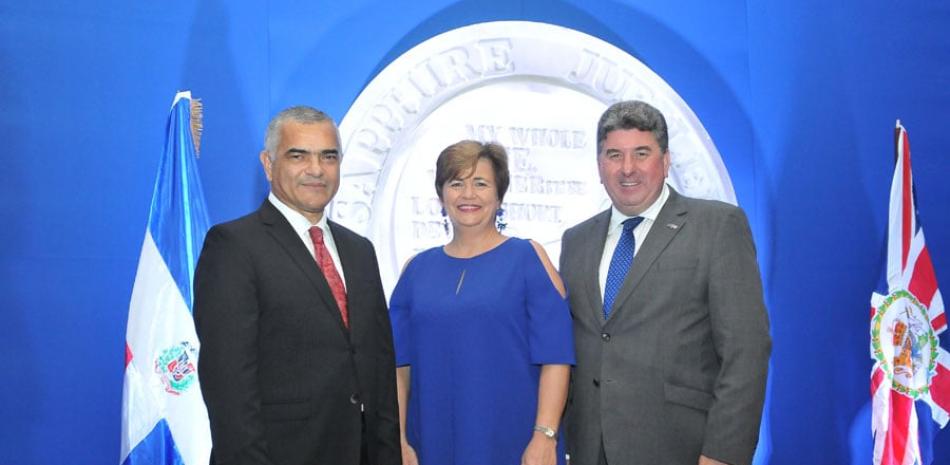 Carlos Gabriel García, Sharon Campbell y Chris Capmpbell.