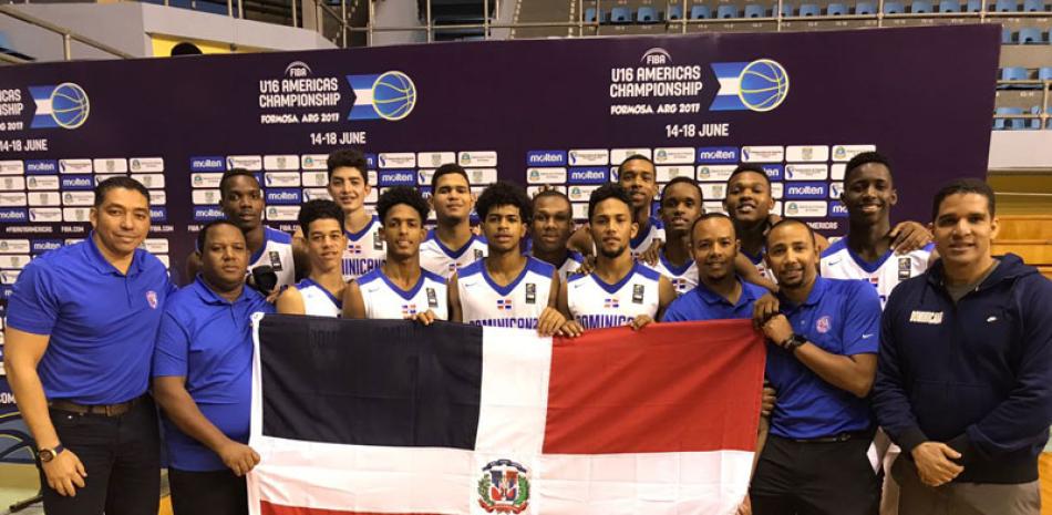 El equipo dominicano exhibe la bandera nacional luego de alcanzar su clasificación para el Mundial U-17, tras superar a México en su último compromiso.