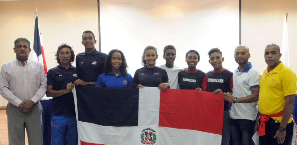 Atletas y técnicos de triatlón de la República Dominicana que tomarán parte en el Campamento que será realizado en el Albergue Olímpico de Salinas, Puerto Rico.