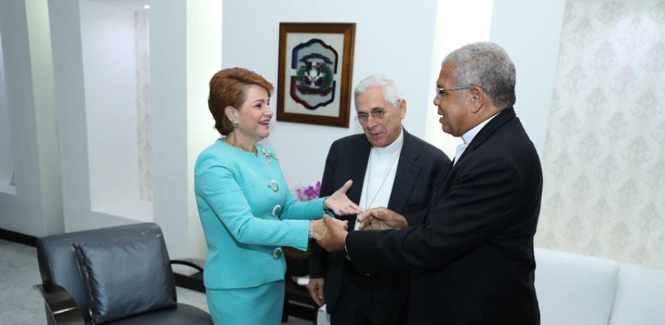 Legisladora. Lucía Medina, junto a Francisco Ozoria y José Dolores Grullón, se saludan en la Cámara de Diputados.