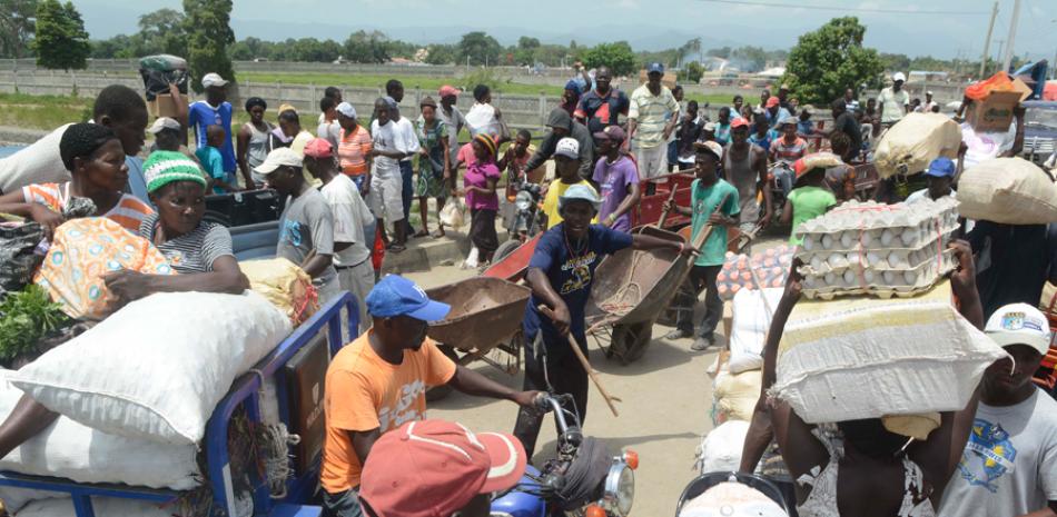 A palos. La Policía de Haití empleó garrotes y gases para aplacar a comerciantes que resistieron que le quitaran sus mercancías.