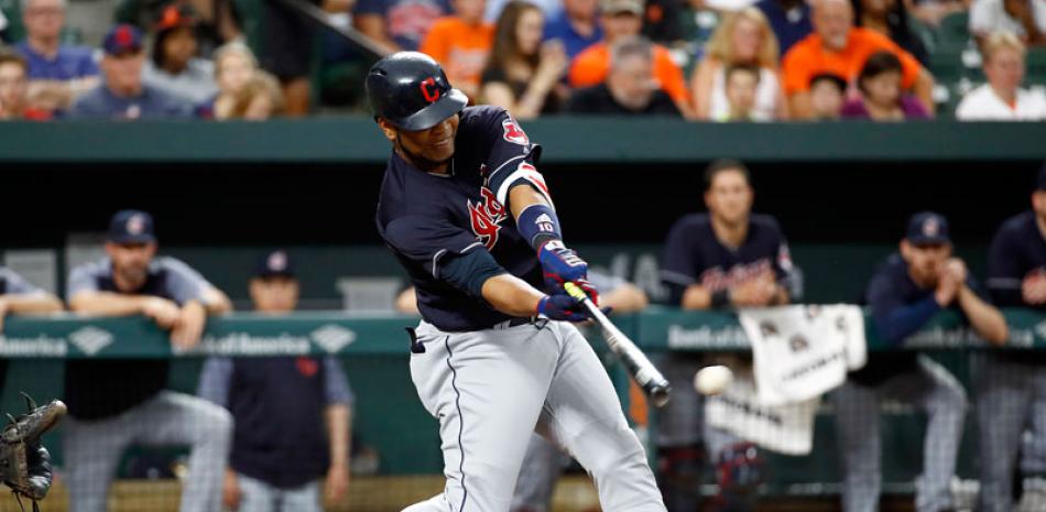 Edwin Encarnación, de los Indios de Cleveland, al momento de pegar un doble remolcador en el partido de anoche frente a los Orioles de Baltimore.