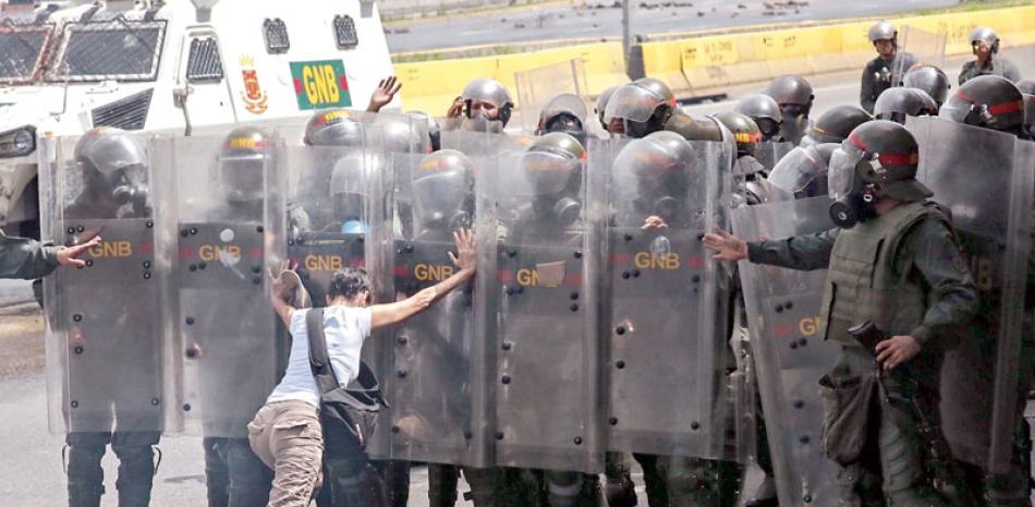 Protesta. Opositores se enfrentan con miembros de la Guardia Nacional (GNB) durante una protesta ayer en Caracas. Al menos un fallecido y más de 40 heridos dejó el día número 80 de manifestaciones a favor y en contra del Gobierno venezolano, lo que eleva a 75 la cifra de muertos en estas protestas, una jornada en la que la fiscal general, Luisa Ortega, advirtió que investigará la corrupción en las filas del chavismo.