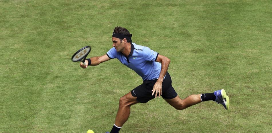 Retorno. Roger Federer devuelve la pelota en su partido de ayer donde se anotó su victoria número mil en torneos ATP.