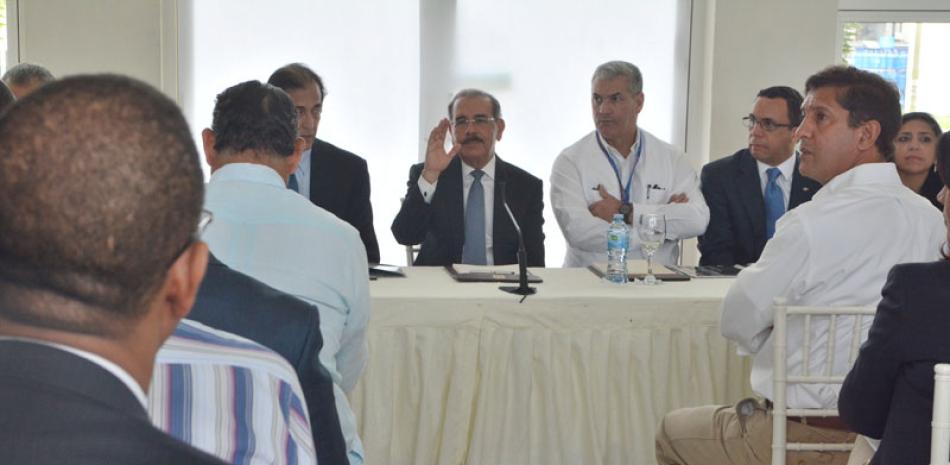 Encuentro. El presidente Danilo Medina durante una reunión efectuada ayer con los desarrolladores del proyecto Ciudad Juan Bosch, en Santo Domingo Este.