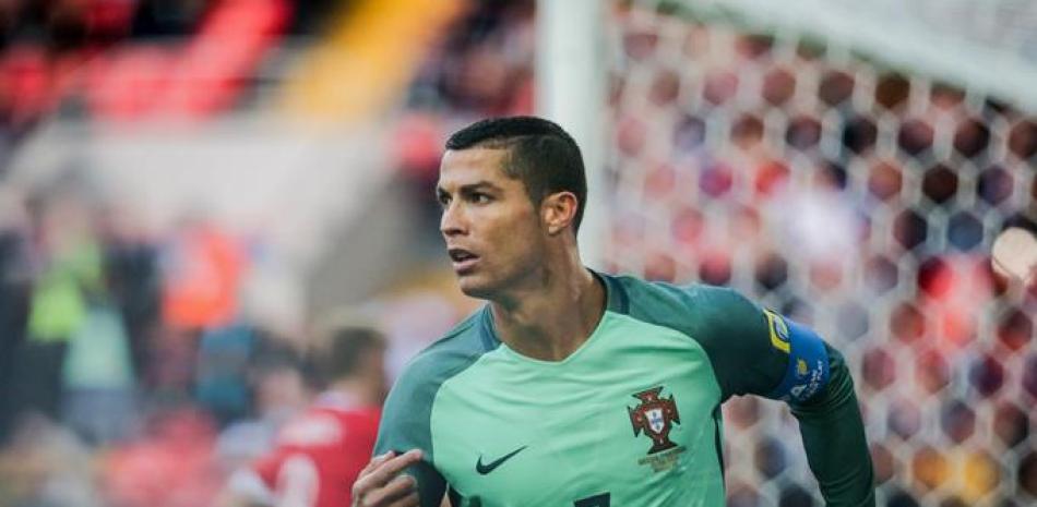 Cristiano Ronaldo, de Portugal, celebra tras anotar de cabeza el gol de la victoria frente a Rusia en el partido de la Copa Confederaciones.