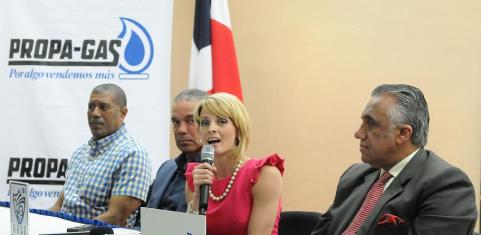 María Dimitrova ofrece detalles del certamen acompañada de Antonio Vólquez y Tony Rivera.