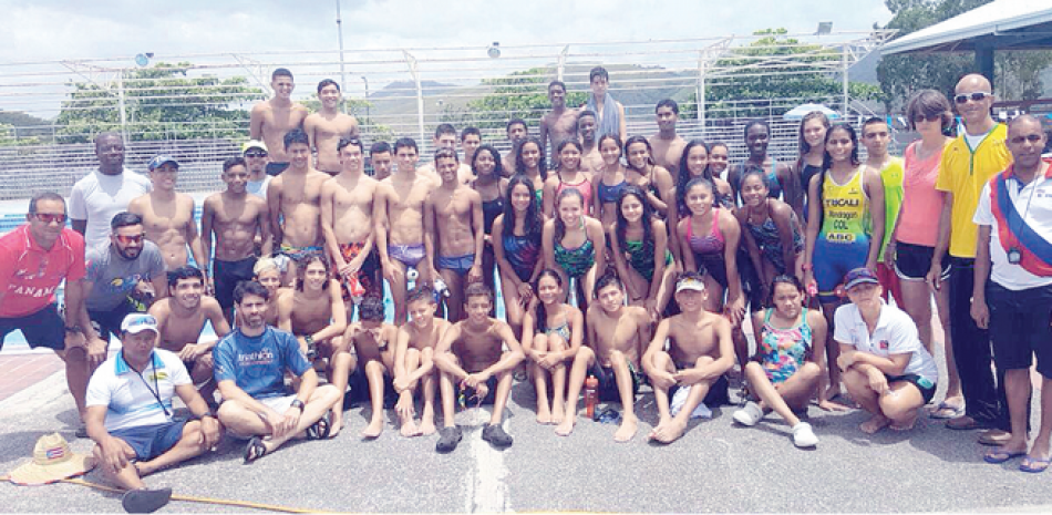 Atletas representativos de los 16 países que participan en el Campamento de Verano de Triatlón en el Albergue Olímpico de Salinas, Puerto Rico.
