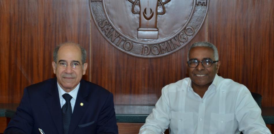 Programa. La firma fue establecida por Manuel Gómez Achécar, presidente de Epsa-Labco y el rector del Intec, Rolando M. Guzmán.
