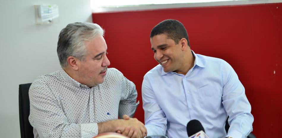 Fernando Hasbún y Rafael Uribe se saludan durante un encuentro.