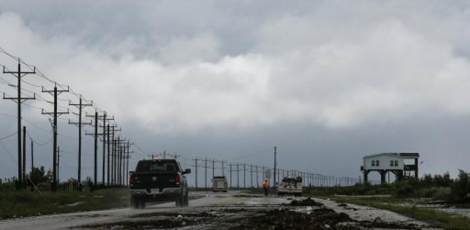 Escombros cubren la carretera estatal 87 después de que la tormenta tropical Cindy llegara a tierra el jueves 22 de junio de 2017 en la península de Bolívar, en Texas. (Michael Ciaglo / Houston Chronicle)