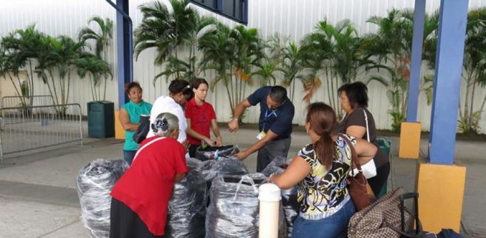 Un empleado mide el equipaje de pasajeros que se preparan para abordar un ferry que los llevará desde San Juan a Santo Domingo el 22 de enero del 2016.