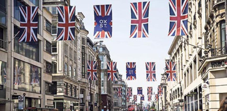 Consumidores británicos sufren aumentos de precios con salarios estancados. La calle Oxford Street, en Londres.