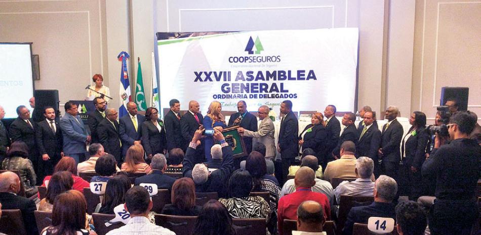 Actividad. Ignacio Valenzuela, presidente de Coopseguros, y miembros.