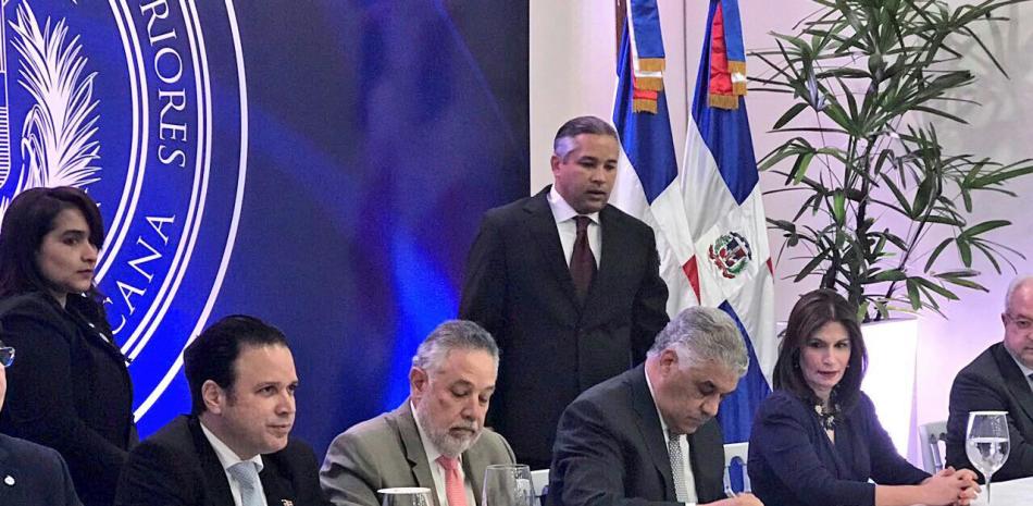 El acuerdo fue firmado por el canciller Vargas Maldonado y el presidente de la AIRD, Campos de Moya.