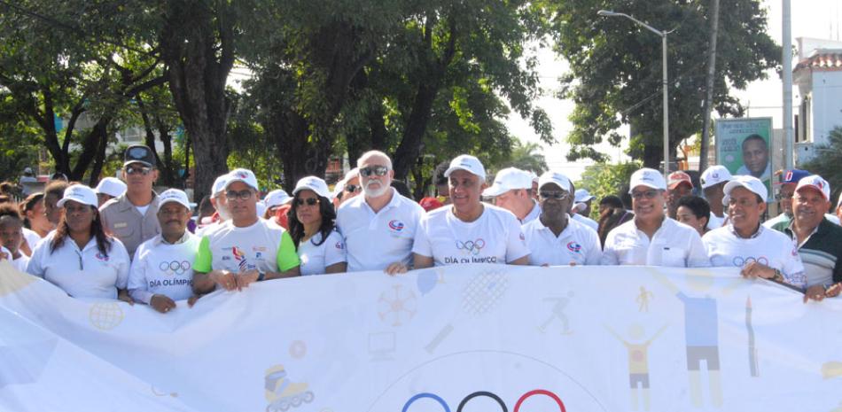 Autoridades, dirigentes deportivos y funcionarios de San Cristóbal, junto a dirigentes olímpicos, presidieron la concurrida caminata del Día Olímpico.