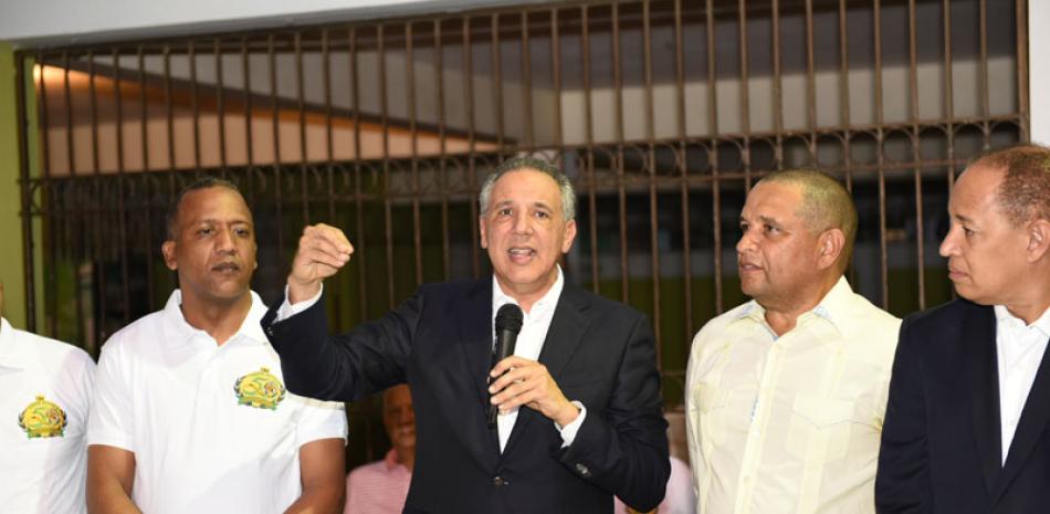 José Ramón Peralta, habla durante el acto de reconocimiento de que fue objeto durante los festejos del 50 aniversario del club Parque Hostos.